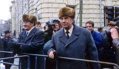 Дмитрий Язов (на переднем плане), бывший министр обороны СССР, перед зданием суда во время процесса по делу ГКЧП