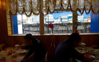 В кафе на стихийной «кавказской» автостанции
