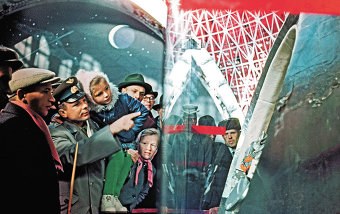 Летчик-космонавт СССР Юрий Гагарин (второй слева) показывает дочке Леночке (третья слева) корабль, на котором он летал в космос, в павильоне ВДНХ