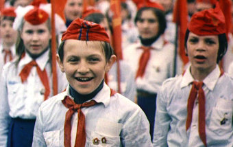 Первомайская демонстрация в Москве в 1977 году, кадр из фильма Робин Хессман «Моя перестройка»