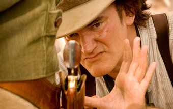 Квентин Тарантино появляется в своем фильме в эпизодической роли белого негодяя - долго его персонаж не протянет
