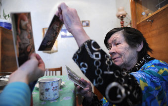 Инна Петрова показывает фотографии жизни в приюте.