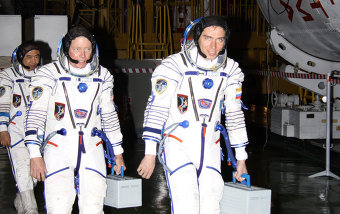 Члены основного экипажа МКС-28/29 Сатоси Фурукава (Япония), Майкл Фоссум (США) и Сергей Волков (Россия) (слева направо) в монтажно-испытательном корпусе во время тренировки на 254-й площадке космодрома Байконур. 26 мая 2011 года