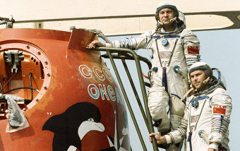 Члены экипажа космического корабля «Союз ТМ-2» двжды Герой Советского Союза, летчик-космонавт СССР Юрий Романенко (слева) и Александр Лавейкин (справа). 1 июня 1987 года