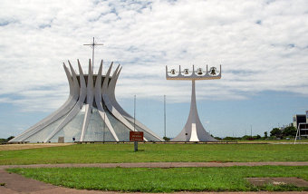 Кафедральный собор и звонница (1960-1970) в столице Бразилии. Архитектор - Оскар Нимейер.