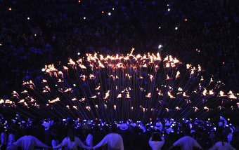Церемония зажжения олимпийского огня во время открытия ХХХ летних Олимпийских игр в Лондоне.