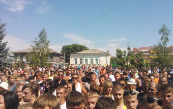 Жители Пугачева вышли на улицы города после того как в драке с чеченским подростком был убит десантник 