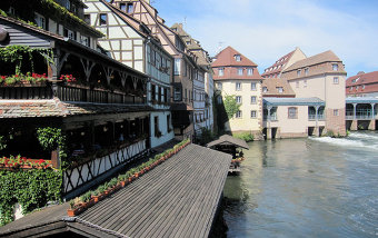Ехать в Страсбург надо ради буколического, открыточного, оперного средневекового городка, сплошь состоящего из вылизанных фахверковых домов
