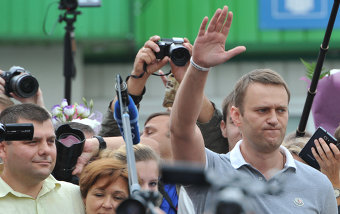 Алексей Навальный (справа) и Петр Офицеров (слева)