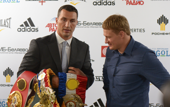 Украинский боксер Владимир Кличко (слева) и российский боксер Александр Поветкин 