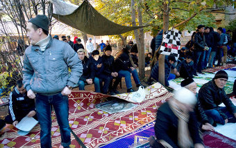 Празднование Курбан-Байрама в мечети на Большой Татарской улице в Москве 