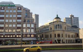 Многое из того, что строилось в последние годы, облику города вовсе чужое, считает Владимир Московкин, например, здание «Альфа Арбат Центра» рядом с рестораном «Прага»