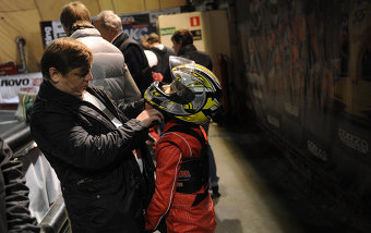 Подбор экипировки тренеры рекомендуют начать с покупки шлема (3–5 тыс. руб.) и защитного ошейника (1–2 тыс.)