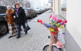 В центре Москвы можно встретить обвязанные вещи, предметы и даже велосипед