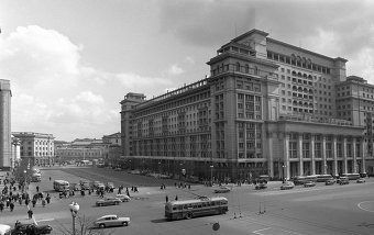 На перекрестке Охотного ряда в Москве, 1955 год.