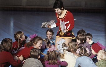 Сорок лет назад было не принято бросать игрушки на лед, но цветы Ирине Родниной дарили после каждого выступления
