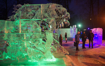 Ледяная скульптура — дело довольно рискованное. Скульпторам приходится работать с опасными инструментами — бензопилами, острыми стамесками, одна глыба весит не меньше 100 кг