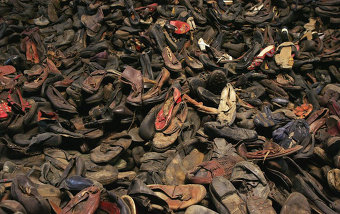 Когда в Освенциме подходишь к витрине с горой обуви, ты можешь только догадываться, кому она принадлежала