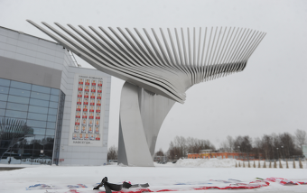 Монумент  перед хоккейной ареной похож  и на падающий самолет,  и на взлетающую  птицу