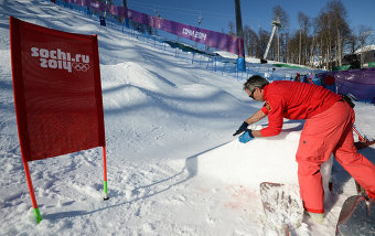 Сочинская олимпиада войдет в историю как самая солнечная. Но представители зимних видов спорта не всегда рады плюсовой погоде.