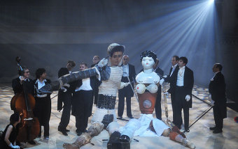 Огромные куклы изображают Пирама и Фисбу, персонажей, которые появляются в финале Шекспировской драмы в спектакле афинских ремесленников
