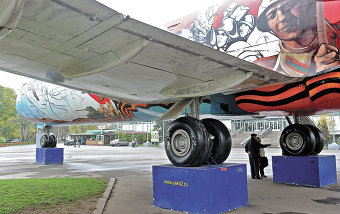 Як-42 рядом с ракетой «Восток» был перекрашен в 2010 году в честь 65-летия Победы в Великой Отечественной войне. Внутри самолета — небольшая галерея.