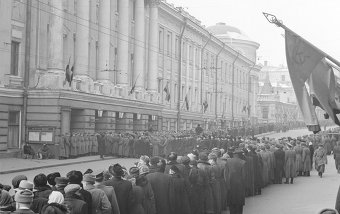 Москвичи у Колоннного зала Дома Союзов, где установлен гроб с телом Иосифа Сталина для прощания