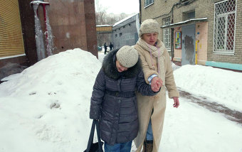 «У Сони значительные трудности в построении социального взаимодействия, прямое взаимодействие с другим человеком для нее почти невозможно. Сигналы из внешнего мира зачастую ее очень сильно травмируют»