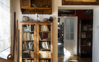 Эта комната - точная копия кабинета Волошина в Коктебеле. В ней приятно можно общаться, читать стихи, изучать книги.