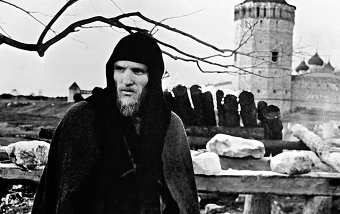 Анатолий Солоницын на съемочной площадке фильма «Андрей Рублев», апрель 1965
