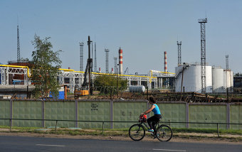 Соседство с уродливыми серыми трубами завода, который сейчас принадлежит «Газпрому», у местных жителей опаски не вызывает. Промзона обнесена желтым забором и тоненькими деревцами. А вдоль него проходит новая велосипедная дорожка