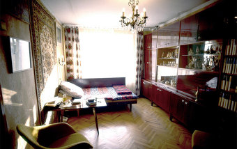 Ковер, кресло, люстра, паркет, софа, стенка - от 60-х до 80-х. Интерьер московской квартиры образца 1979