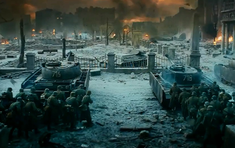 В фильме есть как минимум одна страшнейшая массовая сцена, когда на атакующих советских солдат выплескиваются тонны горящего топлива
