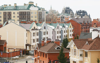 Число квартир внутри МКАДа огромно. Количество же комфортных поселков с хорошей инфраструктурой вокруг Москвы минимально