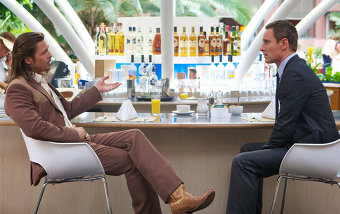 Советник (Майкл Фассбендер) и его деловой партнер (Брэд Питт) обсуждают крайне выгодную наркосделку