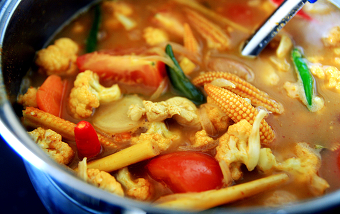 Тайский суп Том ям готовят из куриного бульона с креветками, рыбой и другими морепродуктами.