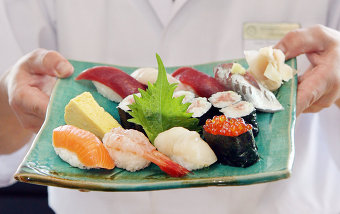 В основе традиционной японской кухни — вареный рис, рыба и свежие овощи