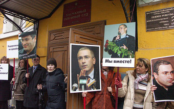 Пикет в поддержку Михаила Ходорковского у здания Басманного суда Москвы.