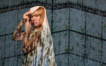 Актер Евгений Миронов в роли Офелии в сцене из спектакля &quot;Гамлет. Коллаж&quot; в постановке Робера Лепажа в Театре Наций.
