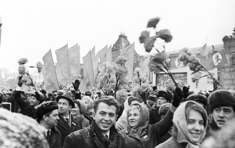 Москвичи на демонстрации на Красной площади в день празднования 54-летия Октябрьской революции