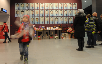 За два года у ярославских болельщиков появилось несколько обязательных ритуалов.  Цветы перед 37 портретами —  один из них