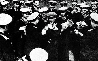 Спустя почти два десятилетия после «атаки века» балтийские моряки-подводники вручили Александру Маринеско традиционных поросят — по числу потопленных кораблей противника
