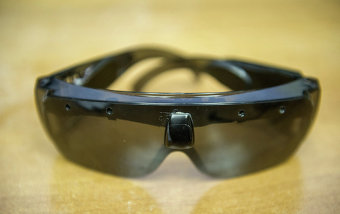 «Очки для слепых» — это упрощенное название программно-аппаратного навигационного комплекса для незрячих и слабовидящих. В него входят очки со встроенными мини-громкоговорителями, а также специальная трость, которую Курбацкий разработал до этого