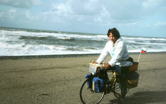 В период с 1991 по 2012 годы Кетов проехал на велосипеде вдоль береговой линии четырех континентов