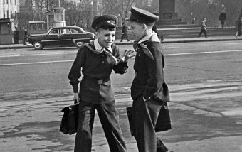 02.09.1963 Школьники делятся впечатлениями после каникул на площади у Никитских ворот в Москве.